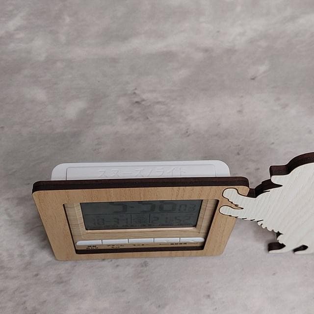 【電波時計】ワンちゃんが寄り添う電波デジタル時計 ― ポメラニアン　白　クリーム