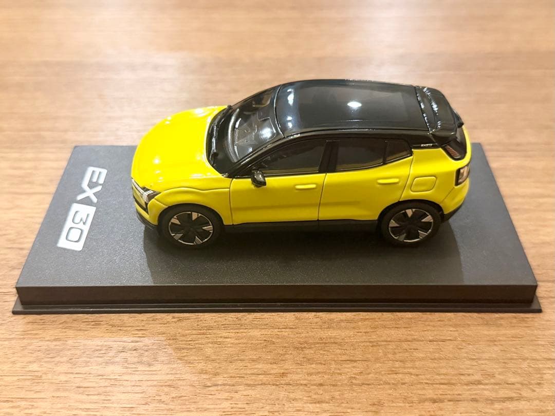 新品 1/43 ボルボ純正 マイスト 新型 ボルボ EX30 モスイエロー
