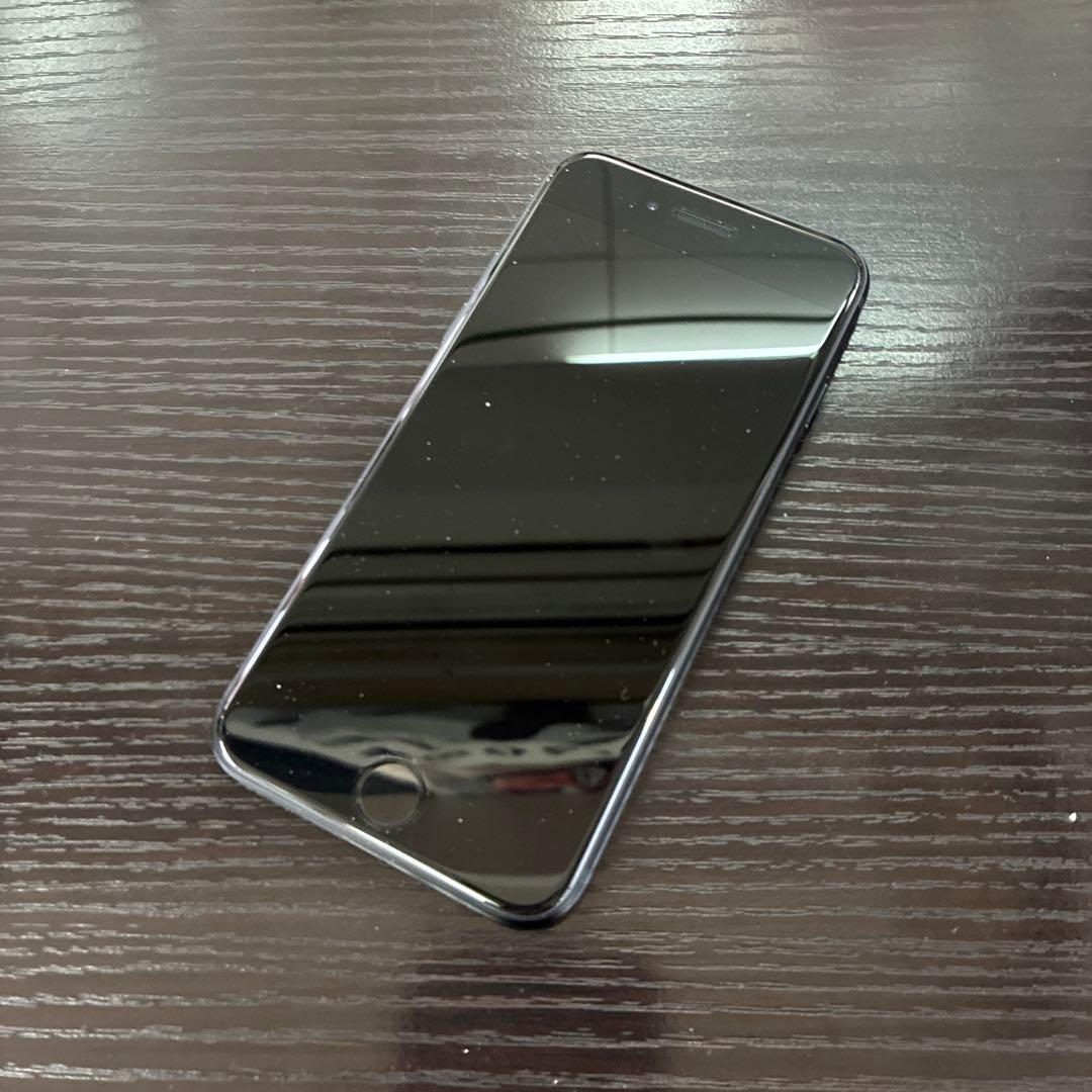 Apple iPhone SE ブラック ケース付き