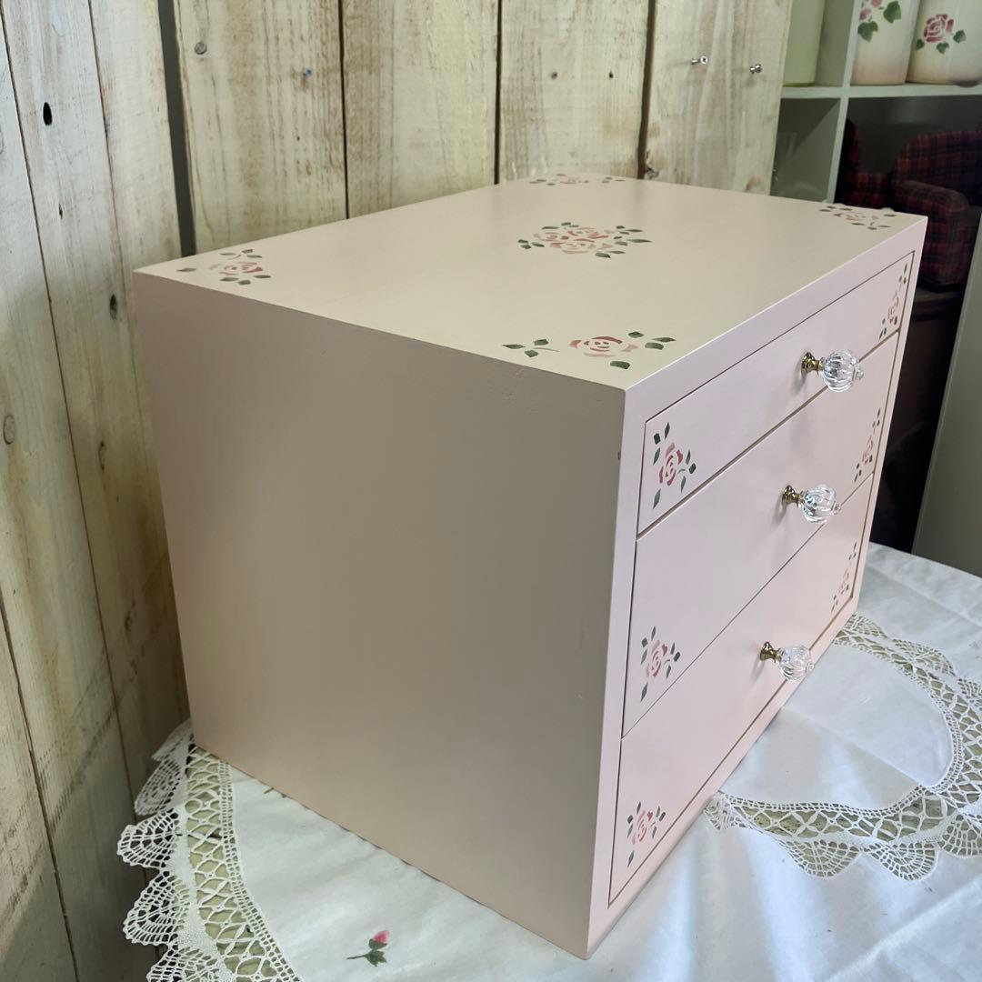 薔薇ステンシルデザインの木製チェスト 3段ピンク