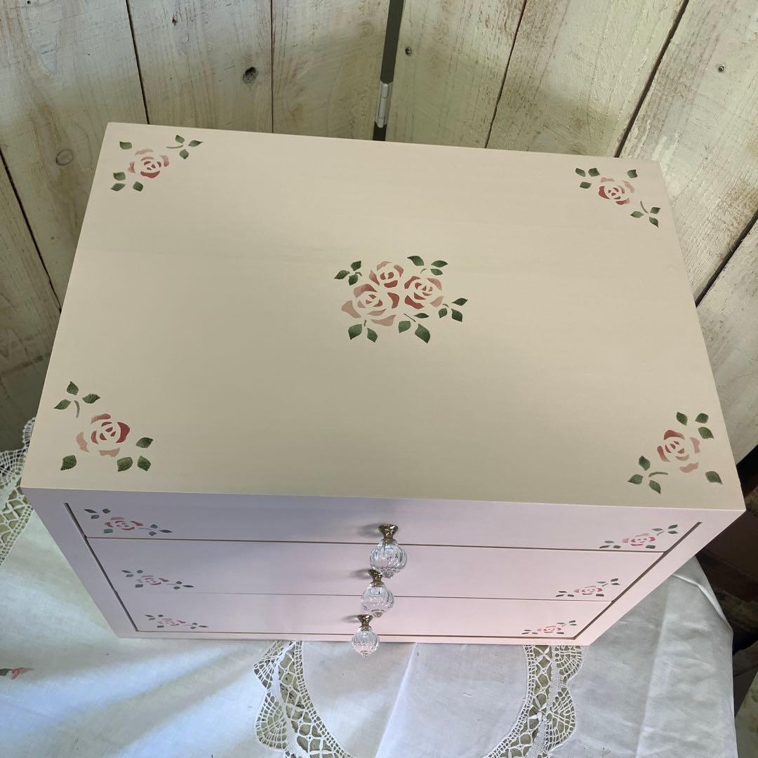 薔薇ステンシルデザインの木製チェスト 3段ピンク