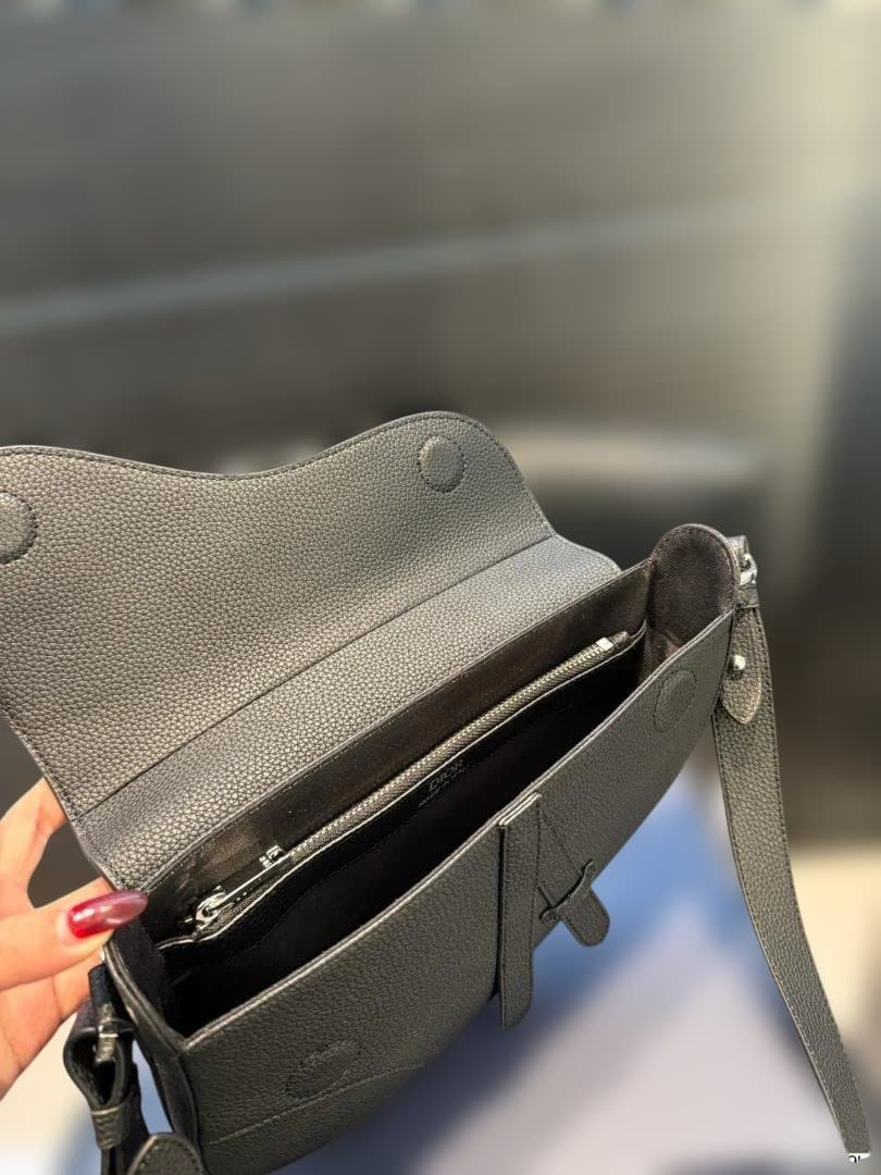 D-i-o-r マキシ サドルバッグ クロスバッグ