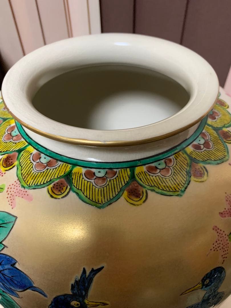 九谷焼の大壺と敷き畳