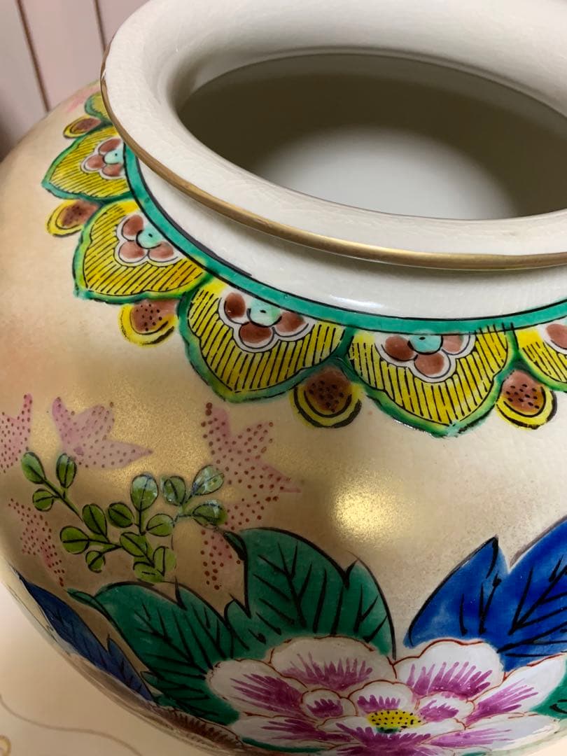 九谷焼の大壺と敷き畳