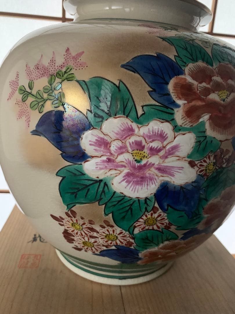 九谷焼の大壺と敷き畳