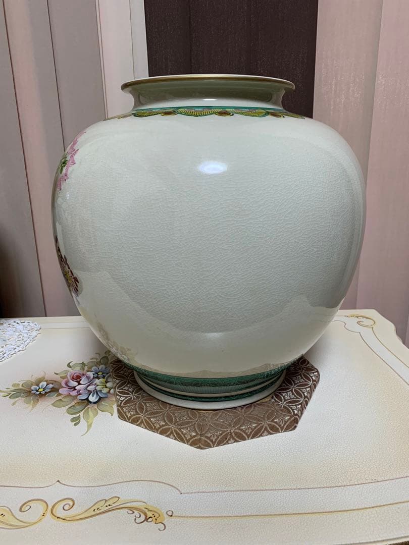 九谷焼の大壺と敷き畳