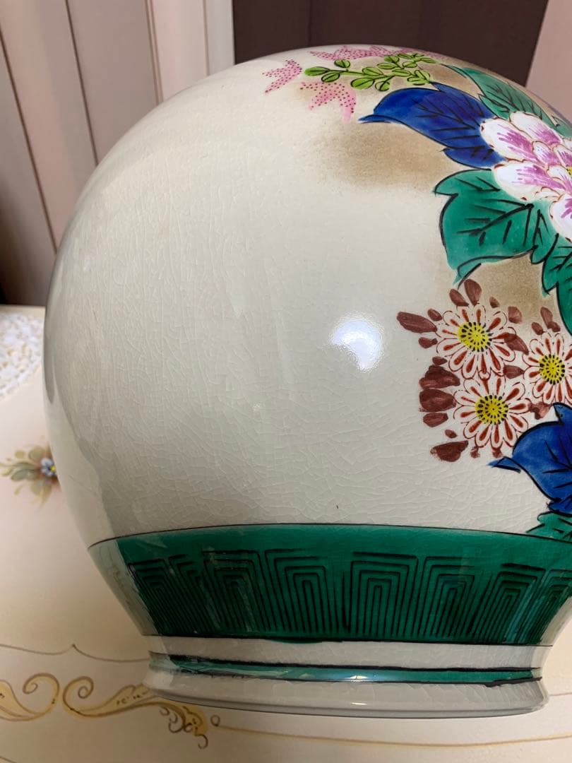 九谷焼の大壺と敷き畳