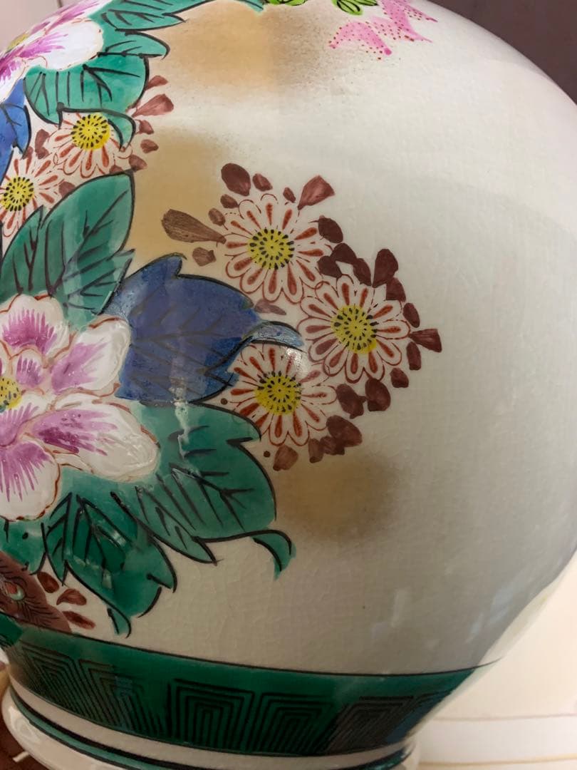 九谷焼の大壺と敷き畳