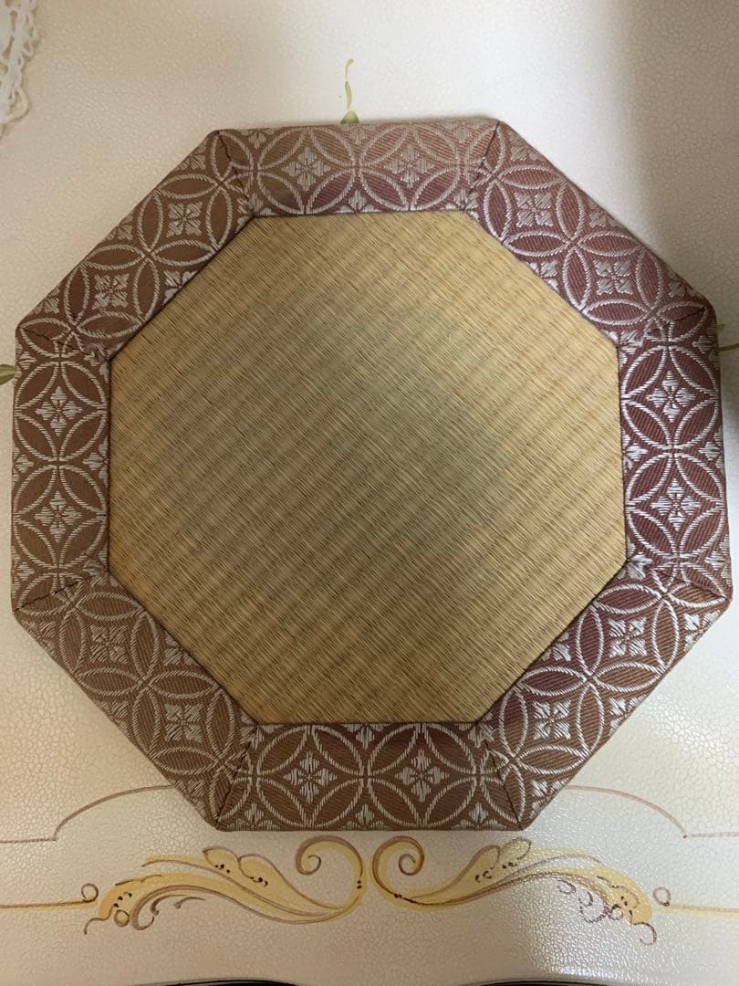 九谷焼の大壺と敷き畳