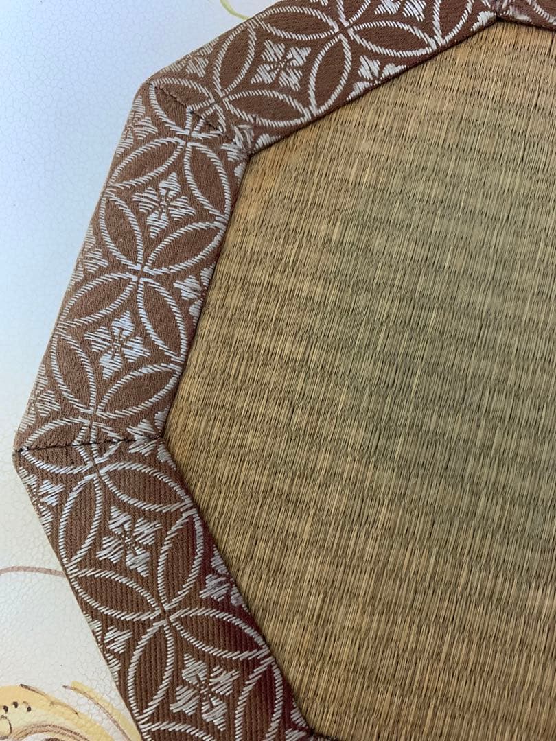 九谷焼の大壺と敷き畳