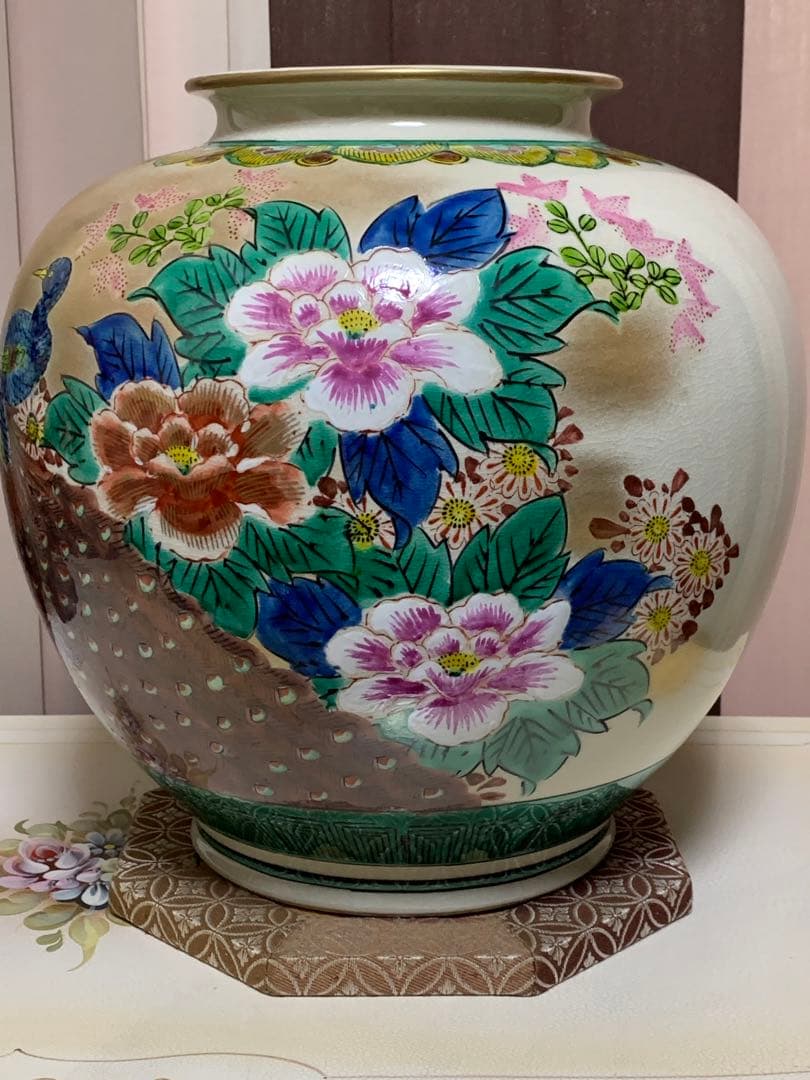 九谷焼の大壺と敷き畳