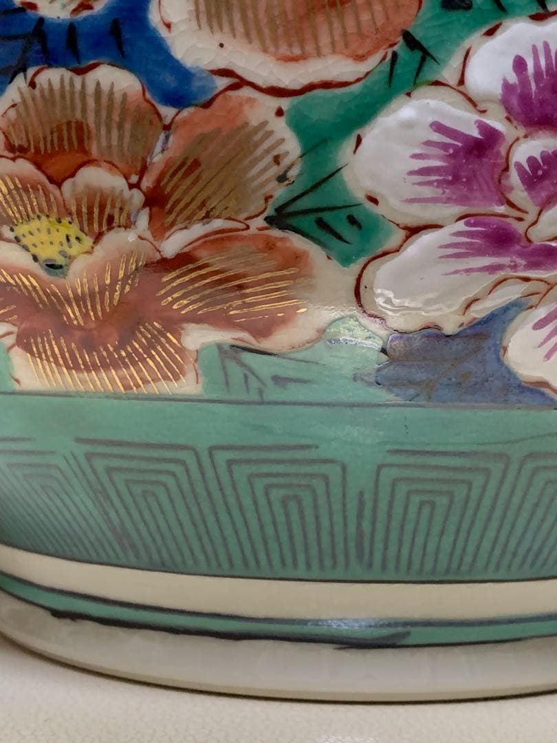 九谷焼の大壺と敷き畳