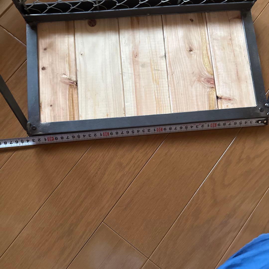 お気に入りを飾るメッシュ付きディスプレイラック