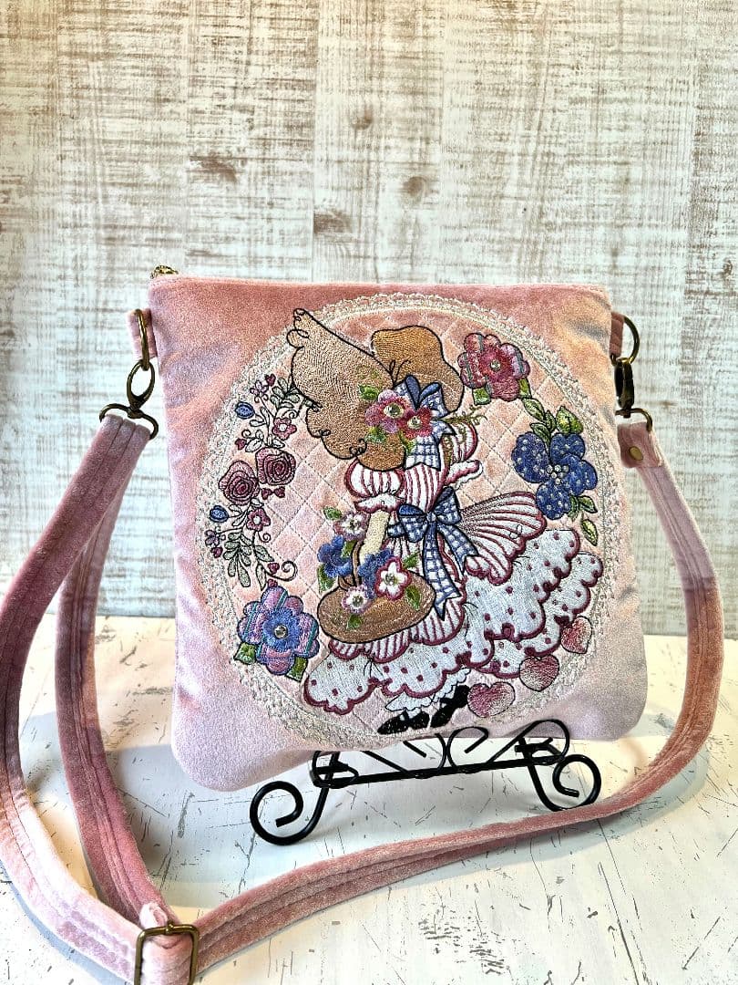 ロラライハリス♡ベビーピンクベロア生地♡刺繍のショルダーバッグ♡サコッシュ