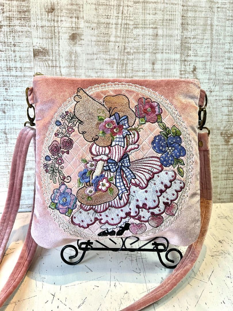 ロラライハリス♡ベビーピンクベロア生地♡刺繍のショルダーバッグ♡サコッシュ