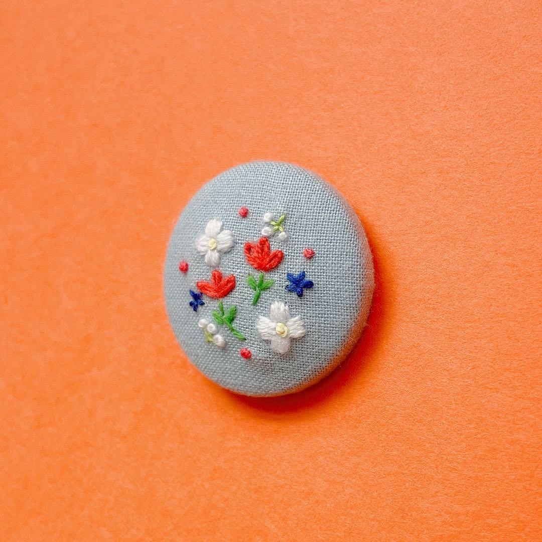 ハンドメイド　刺繍　くるみボタン　小花のボタン③