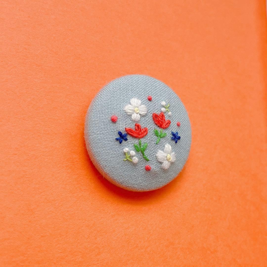 ハンドメイド　刺繍　くるみボタン　小花のボタン③
