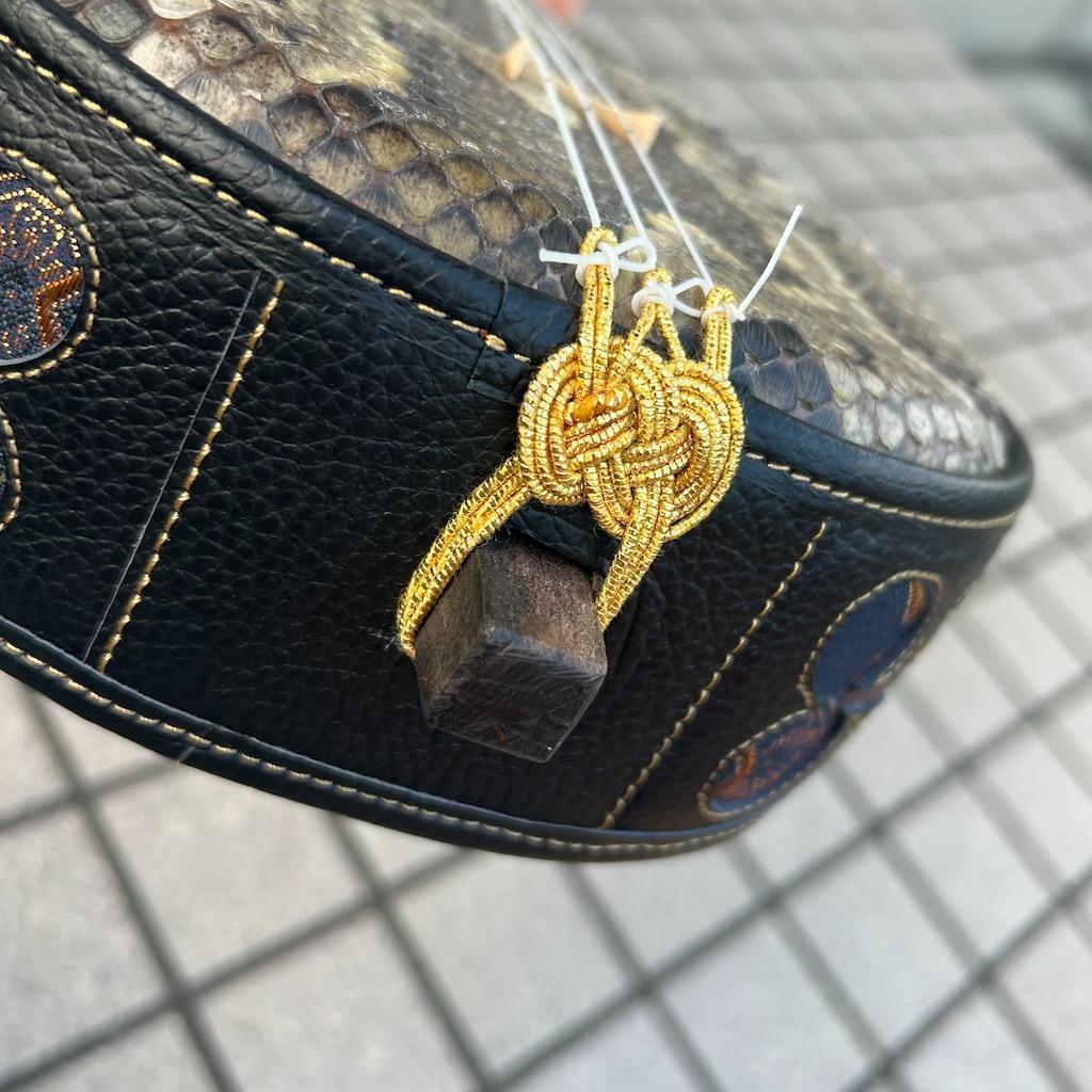 沖縄　三線　新崎型　カミゲン　黒木　本皮一枚張り　黒塗り　伝統工芸士製作