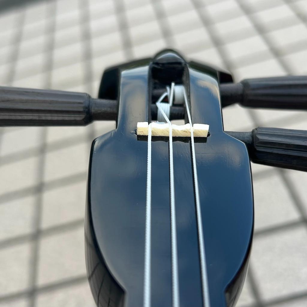 沖縄　三線　新崎型　カミゲン　黒木　本皮一枚張り　黒塗り　伝統工芸士製作