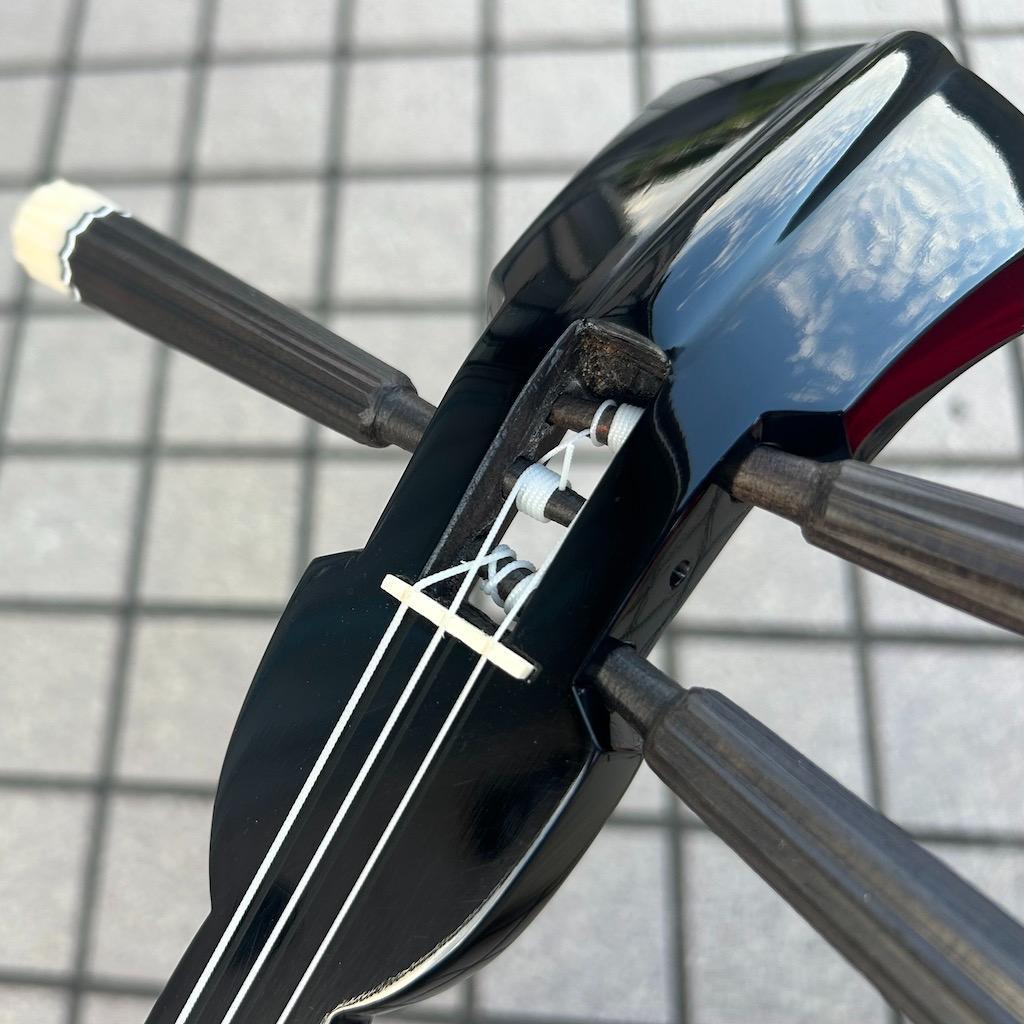沖縄　三線　新崎型　カミゲン　黒木　本皮一枚張り　黒塗り　伝統工芸士製作