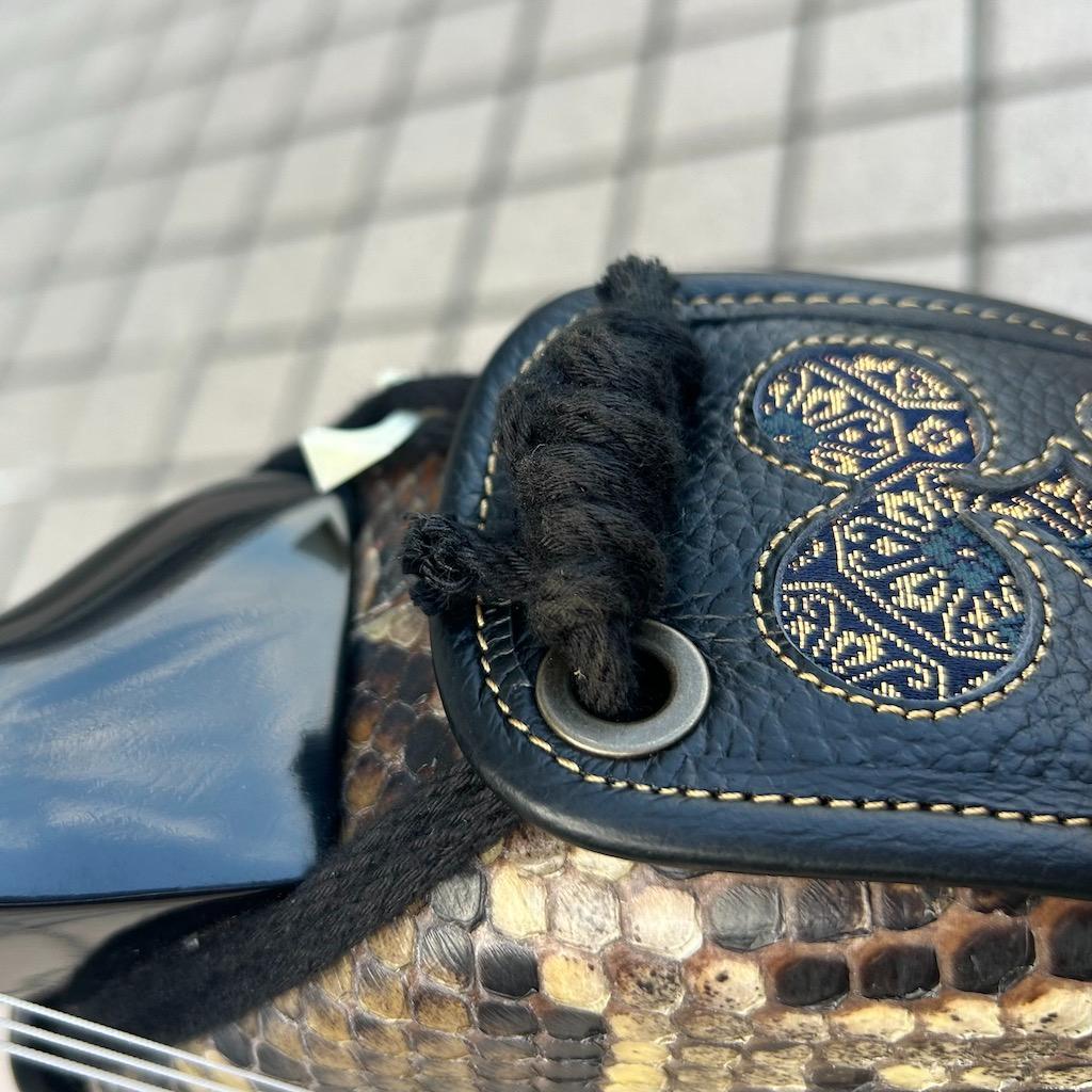 沖縄　三線　新崎型　カミゲン　黒木　本皮一枚張り　黒塗り　伝統工芸士製作