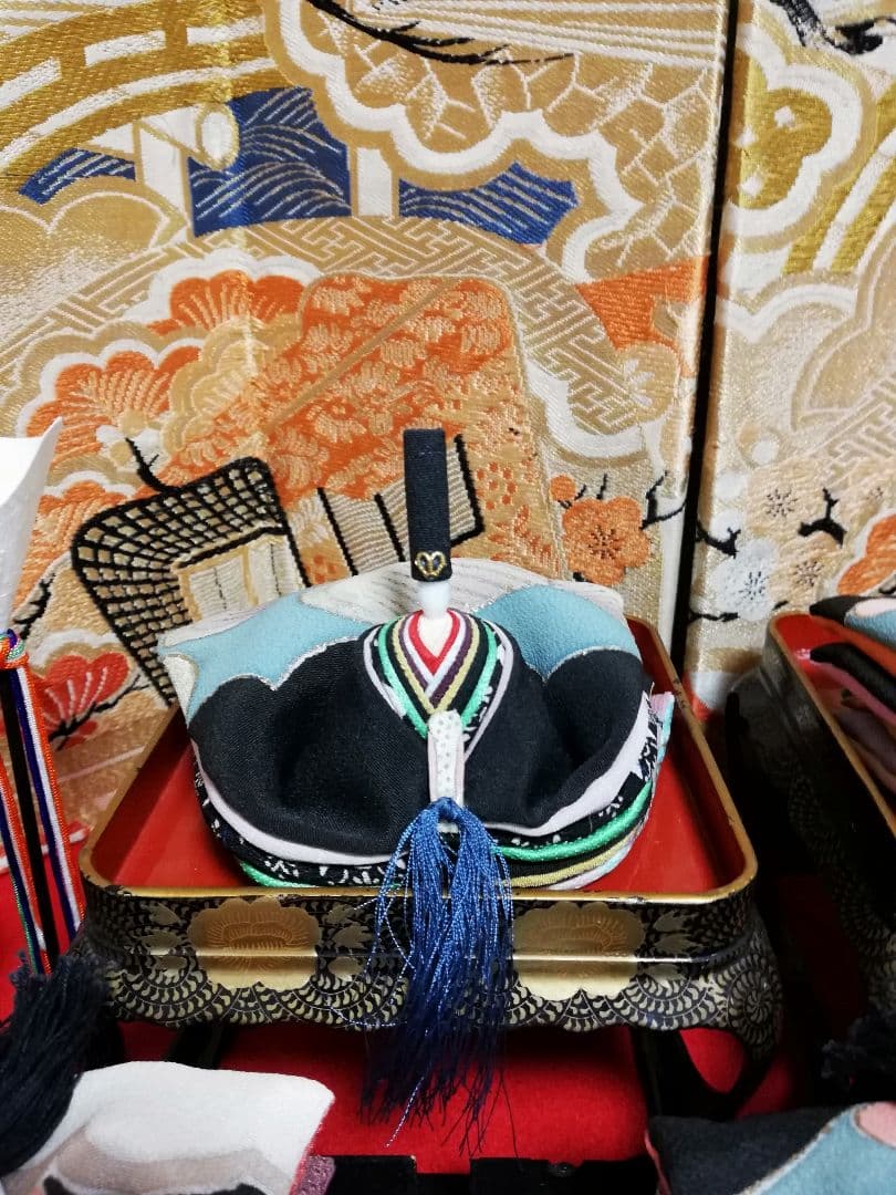 【八重の衣お雛様参考作品】丸帯からの屏風と留袖からの豪華10人飾りお雛様♪