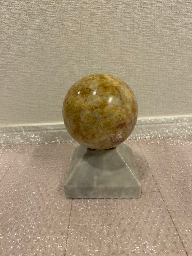 ベージュの石製球体 ピラミッド型台座