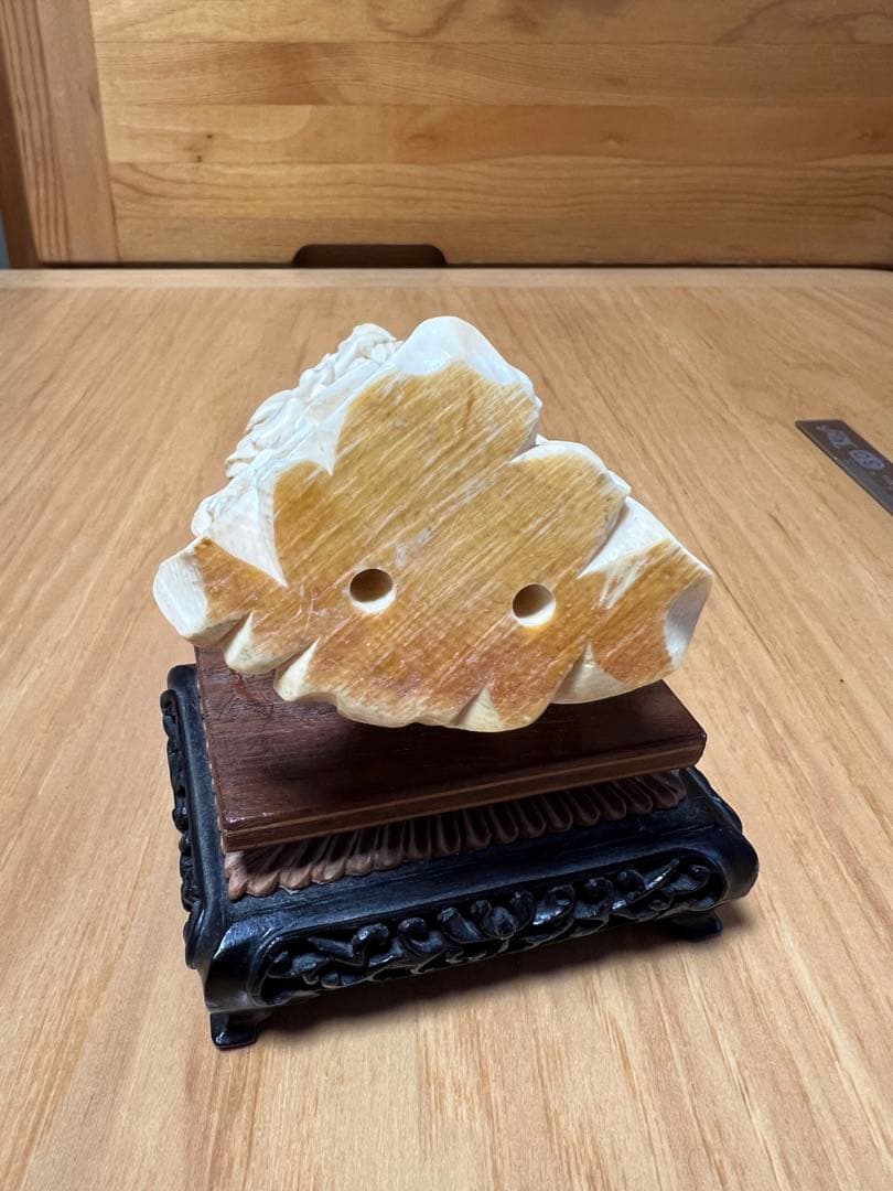 天然素材 彫刻　マンモス細密彫刻　【蓮花を持つ美人】　高さ約23.5cm