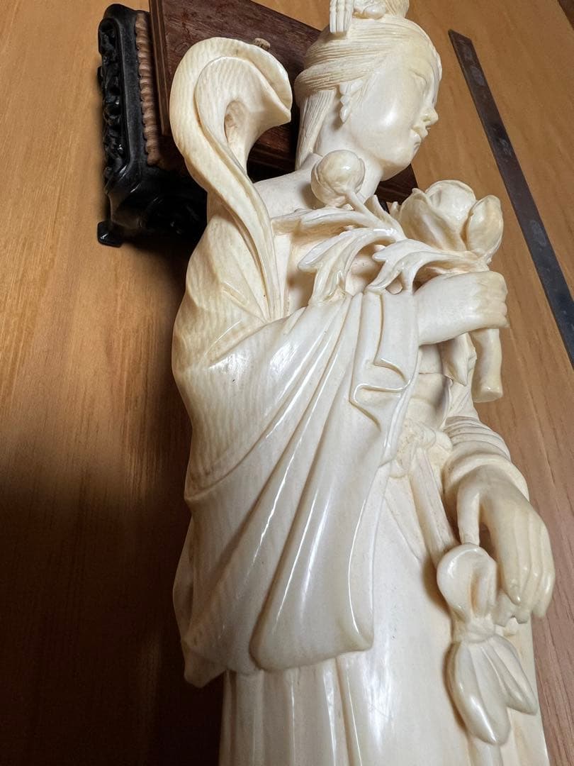 天然素材 彫刻　マンモス細密彫刻　【蓮花を持つ美人】　高さ約23.5cm