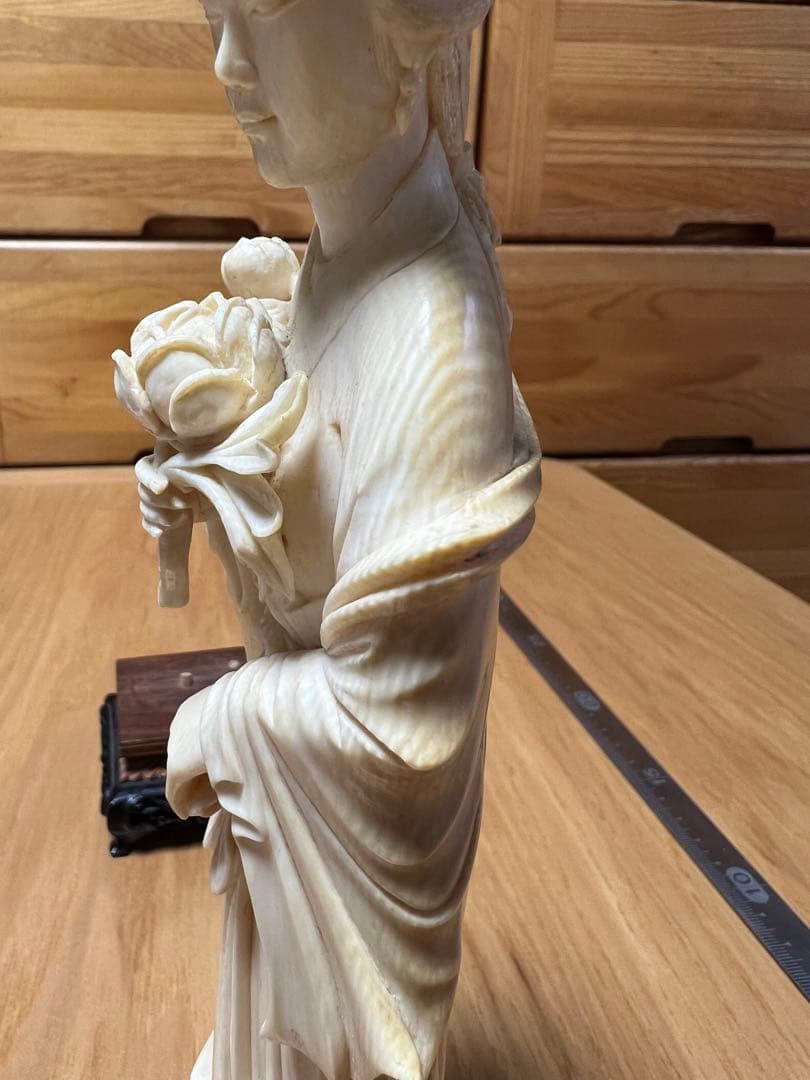 天然素材 彫刻　マンモス細密彫刻　【蓮花を持つ美人】　高さ約23.5cm