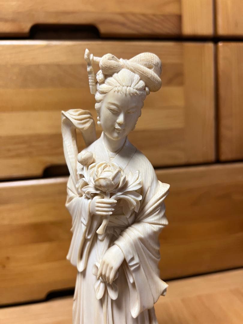 天然素材 彫刻　マンモス細密彫刻　【蓮花を持つ美人】　高さ約23.5cm