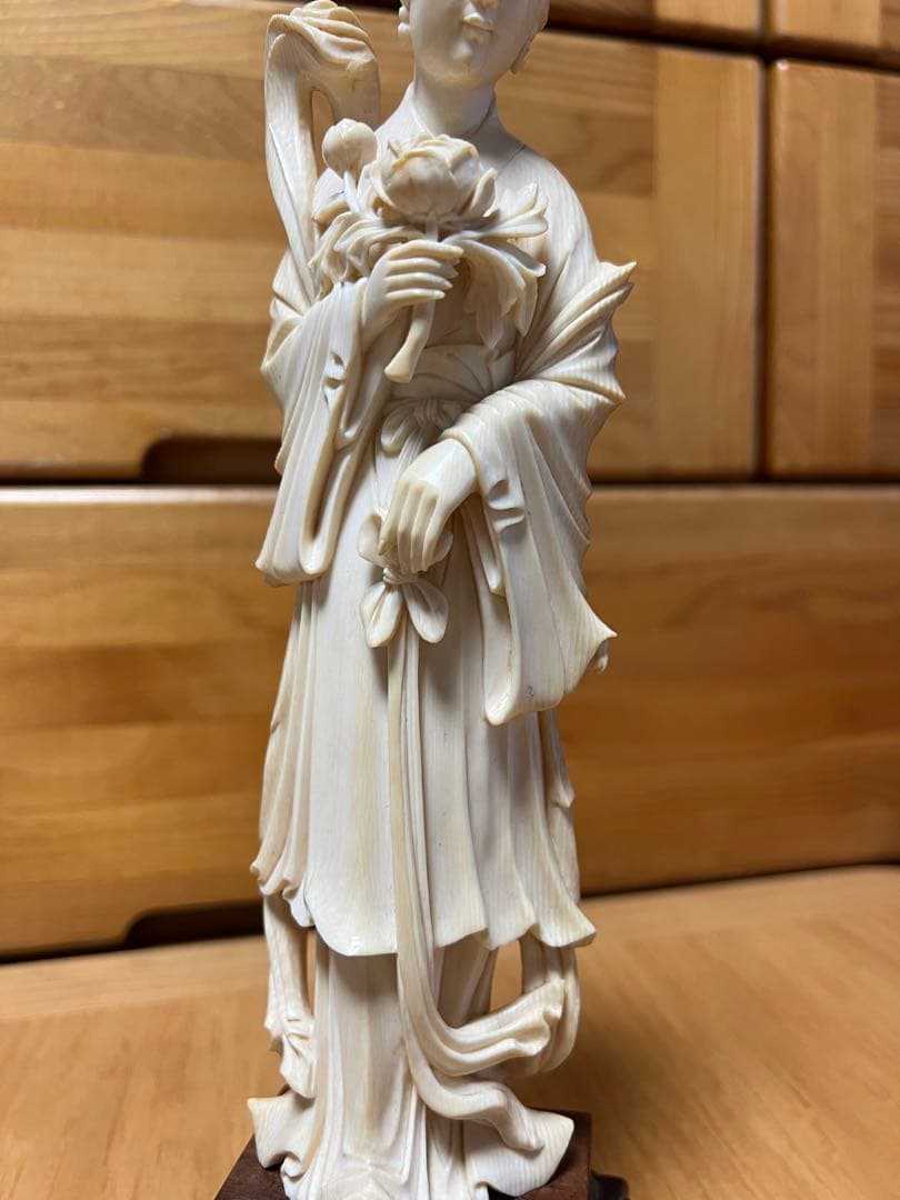 天然素材 彫刻　マンモス細密彫刻　【蓮花を持つ美人】　高さ約23.5cm