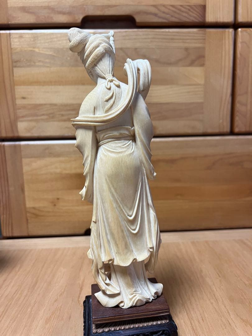 天然素材 彫刻　マンモス細密彫刻　【蓮花を持つ美人】　高さ約23.5cm