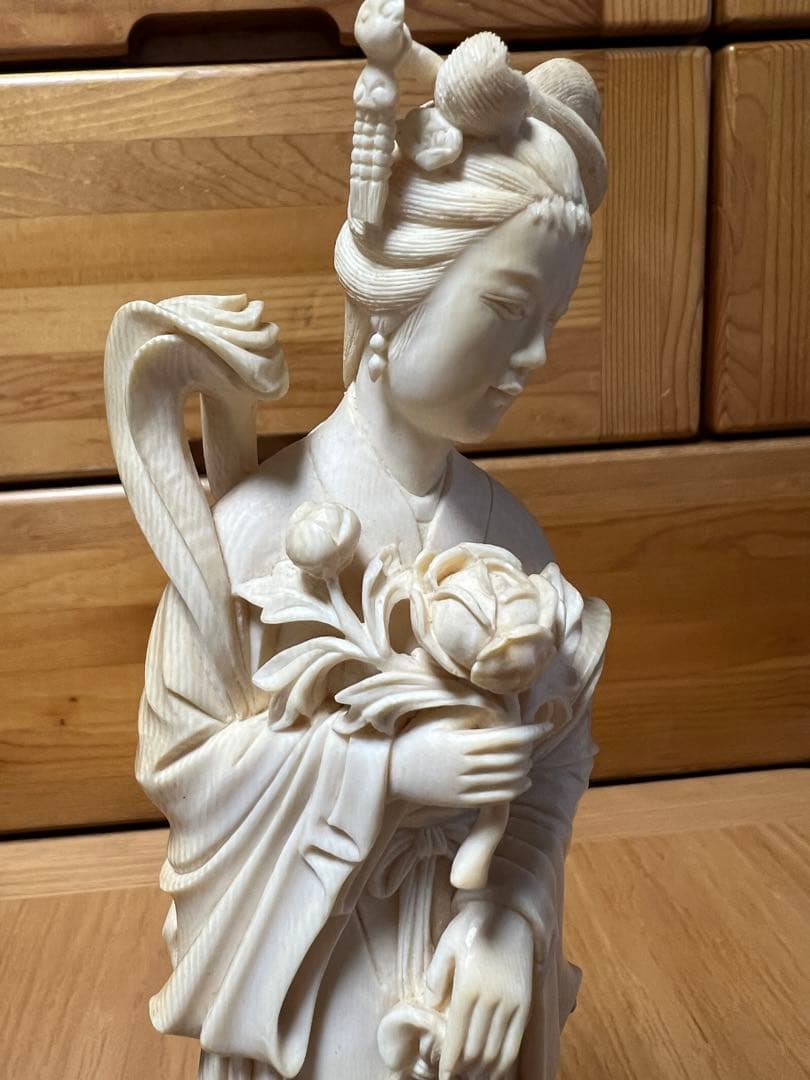 天然素材 彫刻　マンモス細密彫刻　【蓮花を持つ美人】　高さ約23.5cm