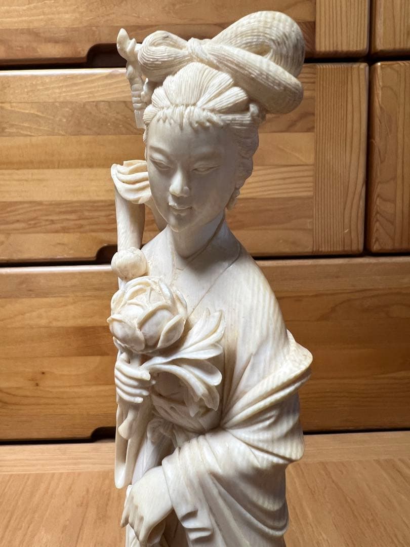 天然素材 彫刻　マンモス細密彫刻　【蓮花を持つ美人】　高さ約23.5cm
