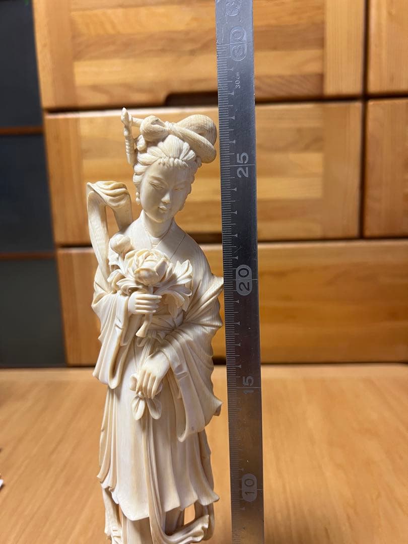 天然素材 彫刻　マンモス細密彫刻　【蓮花を持つ美人】　高さ約23.5cm