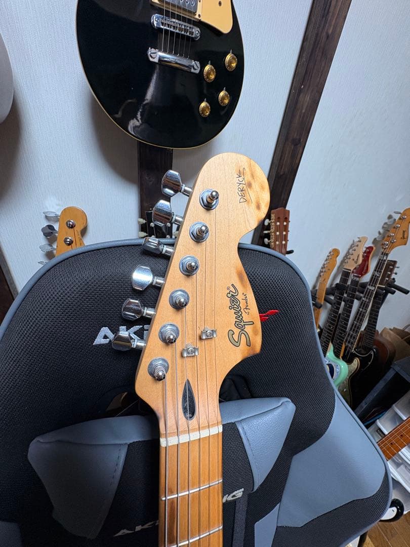 SUM41 Deryck Whibleyモデル Squire by Fender