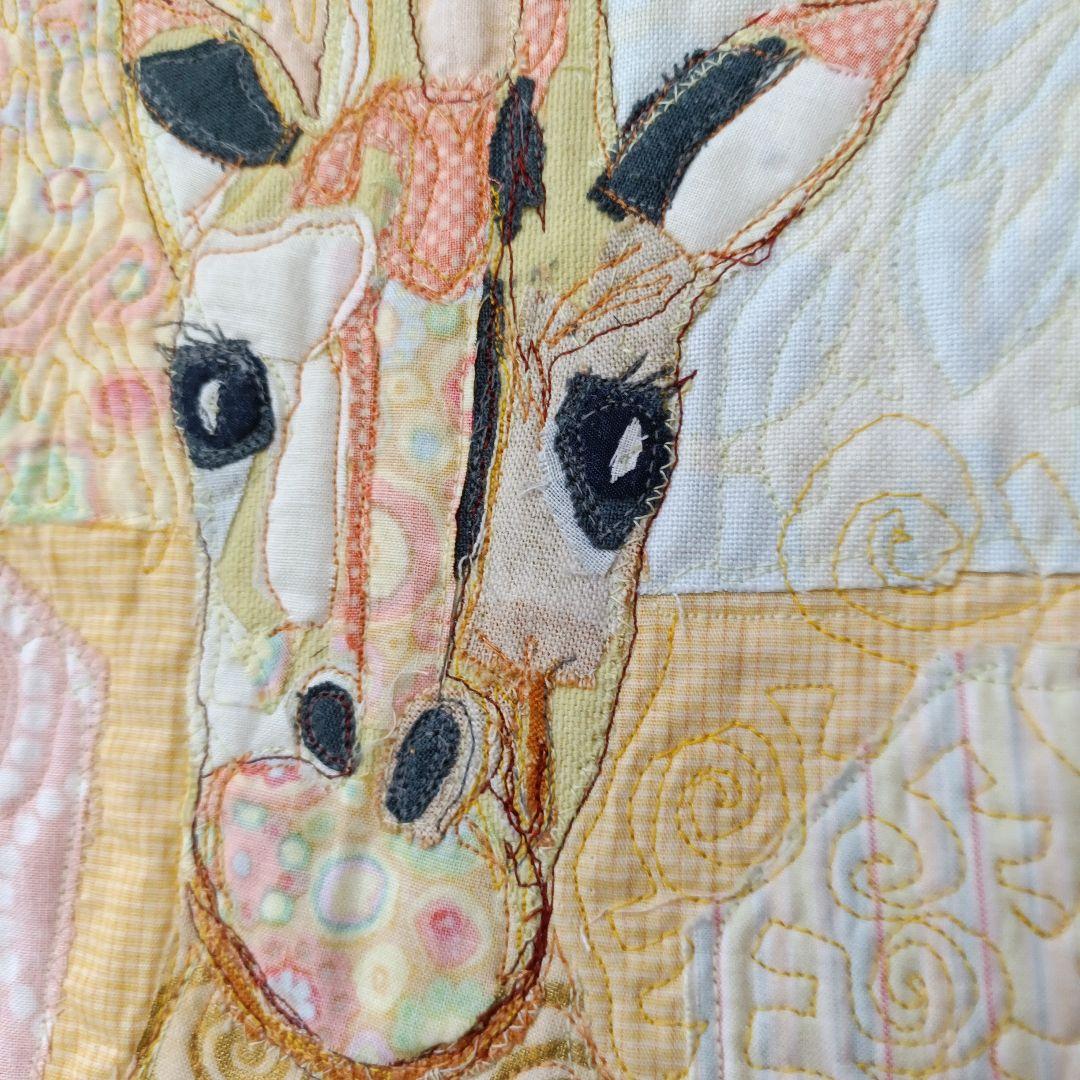 キリンの刺繍アートキルト 約26ｘ27cm　布コラージュ