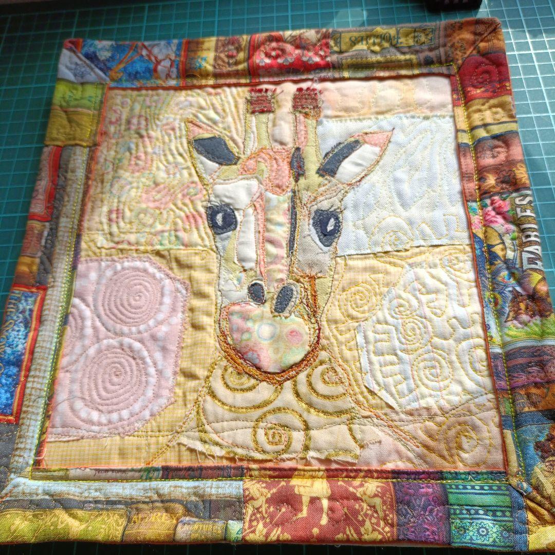 キリンの刺繍アートキルト 約26ｘ27cm　布コラージュ