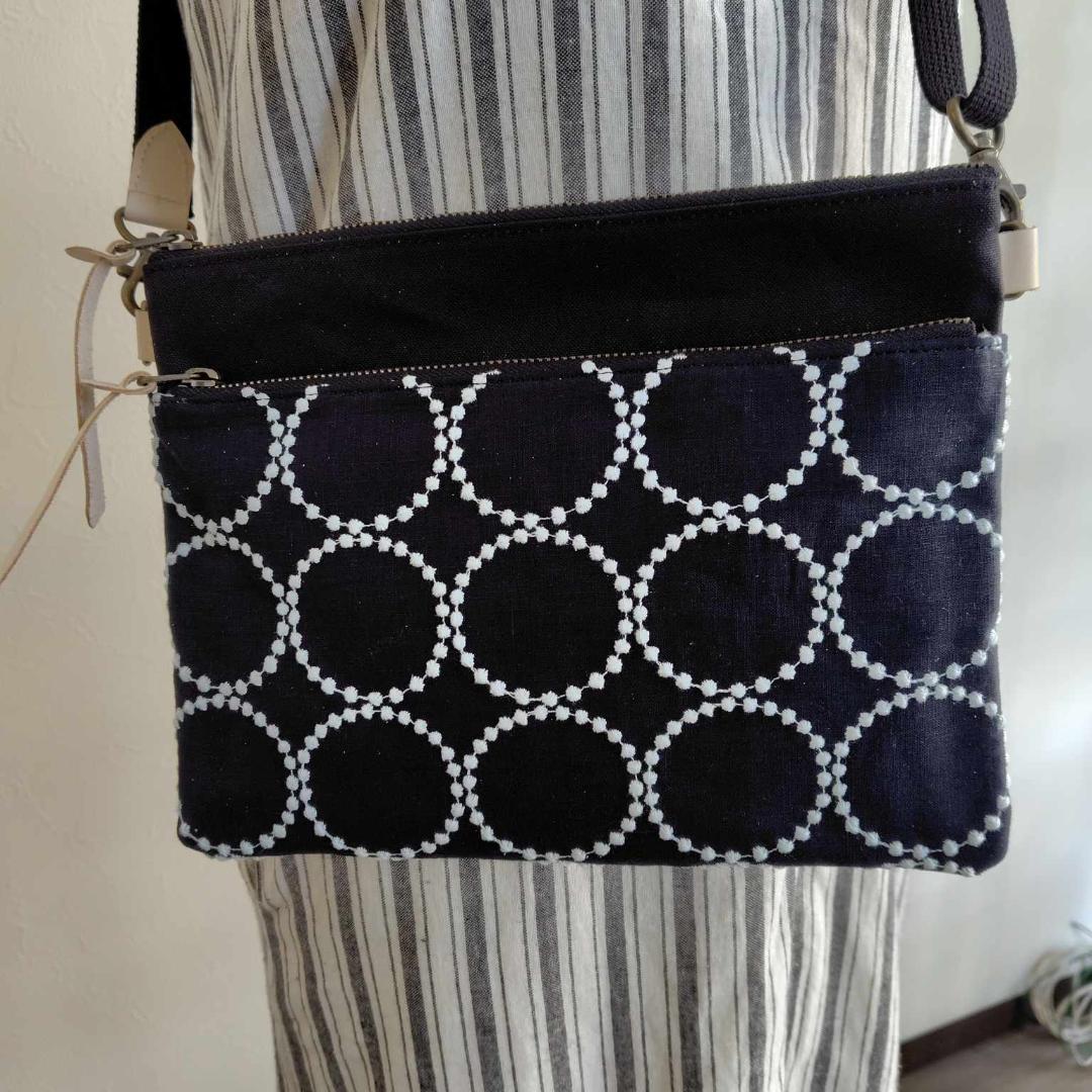 ミナペルホネン /tambourineタンバリンネイビー/サコッシュ本革