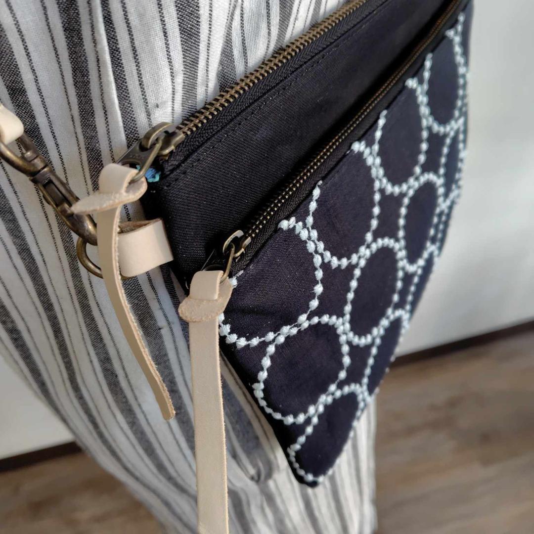 ミナペルホネン /tambourineタンバリンネイビー/サコッシュ本革