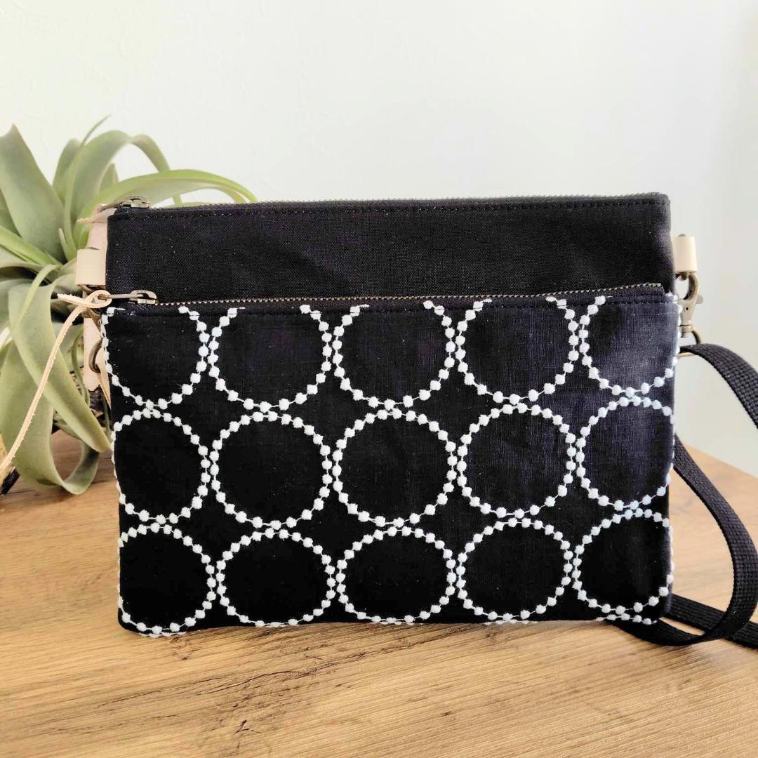 ミナペルホネン /tambourineタンバリンネイビー/サコッシュ本革