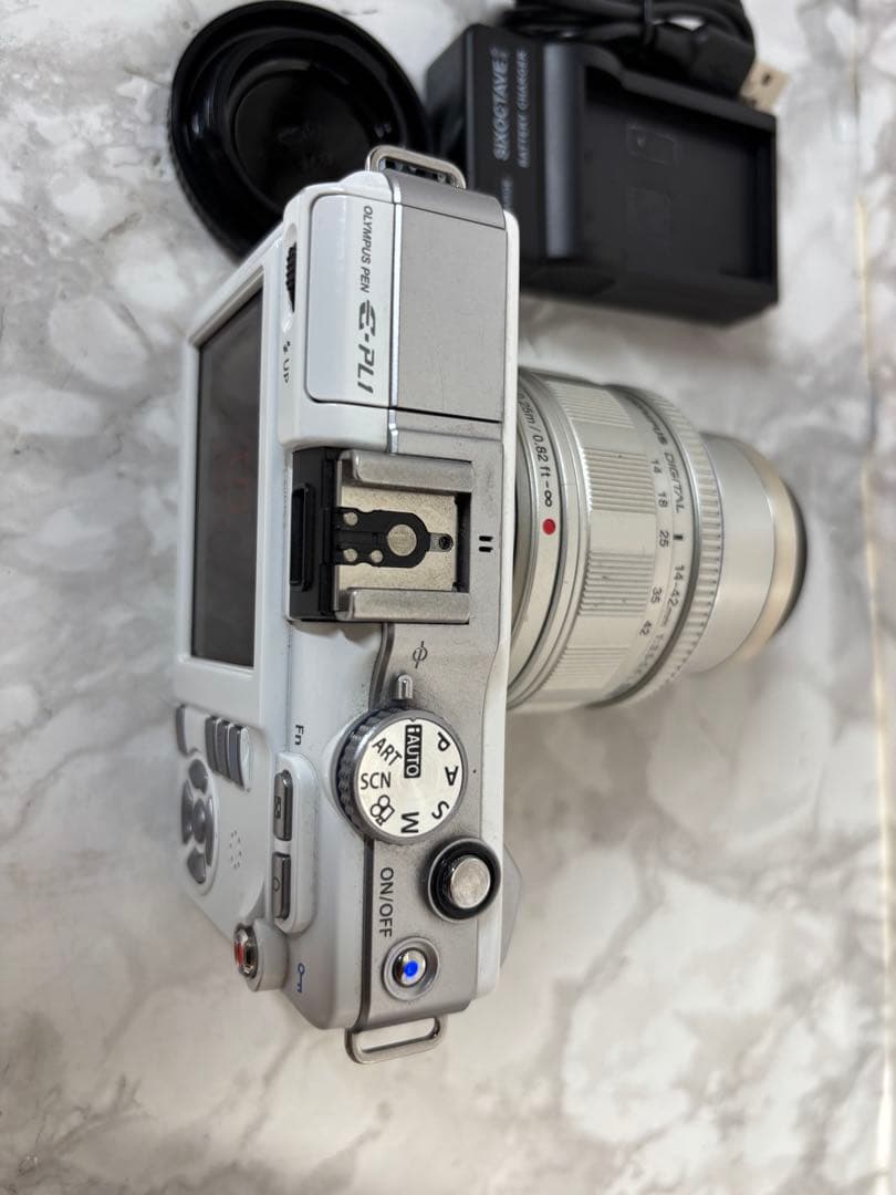 OLYMPUS PEN E-PL1 レンズキット　ホワイト 充電器付き　訳あり