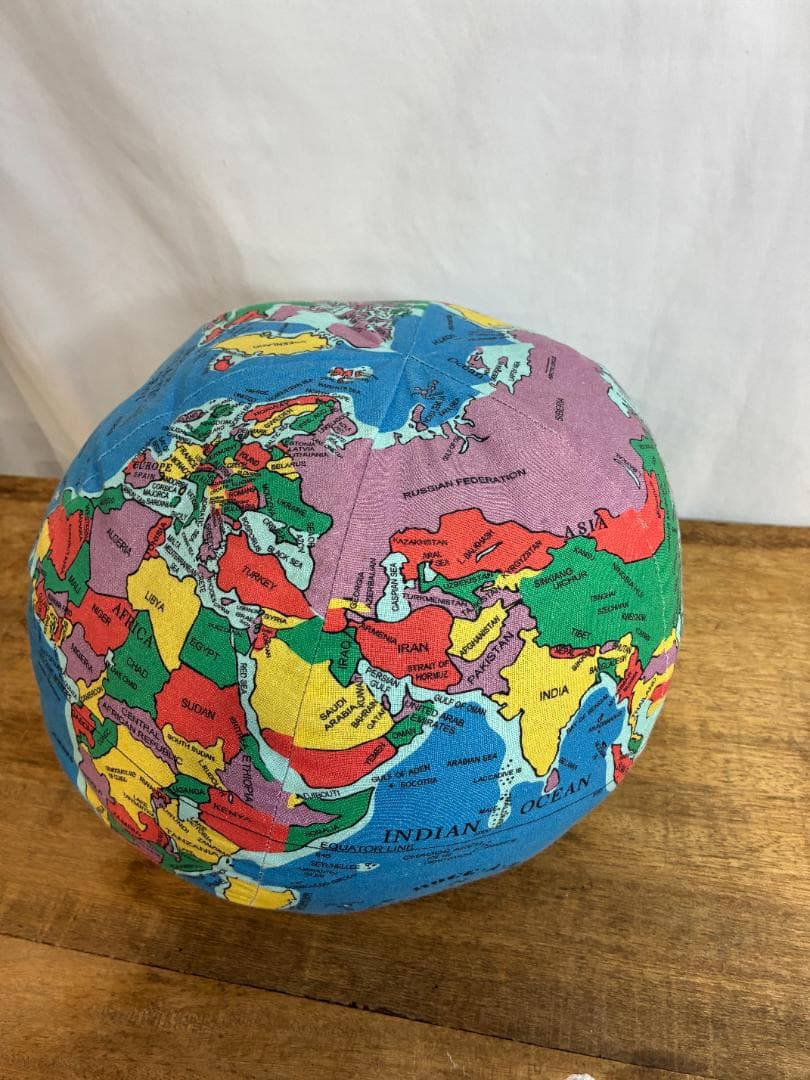 HUGG A PLANET　地球儀クッション　EARTH STUFFED TOY