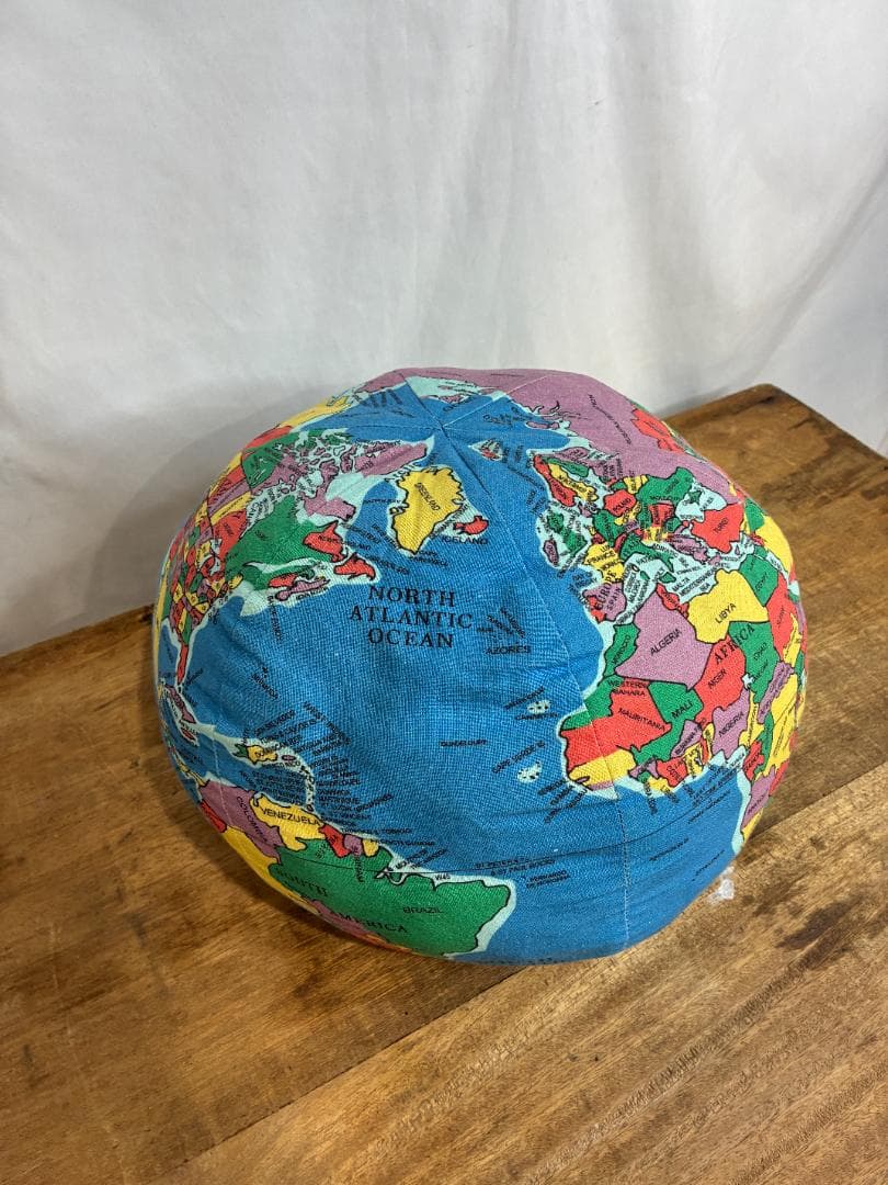 HUGG A PLANET　地球儀クッション　EARTH STUFFED TOY