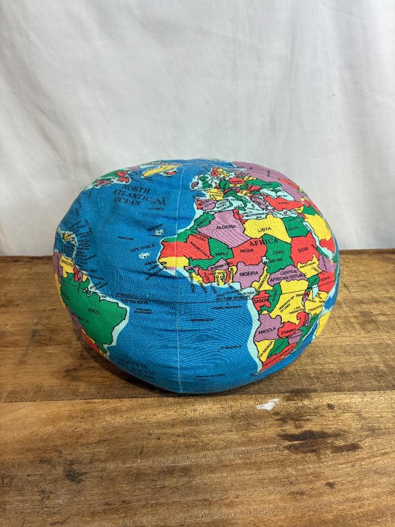 HUGG A PLANET　地球儀クッション　EARTH STUFFED TOY