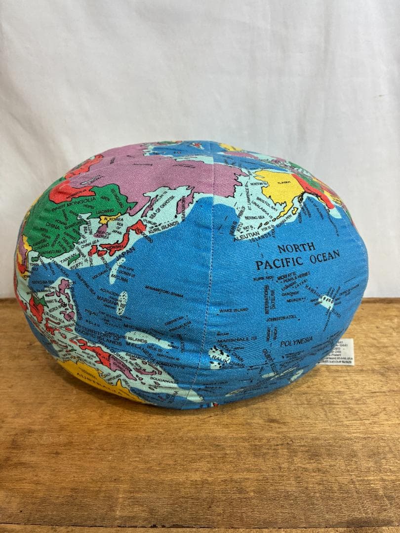 HUGG A PLANET　地球儀クッション　EARTH STUFFED TOY