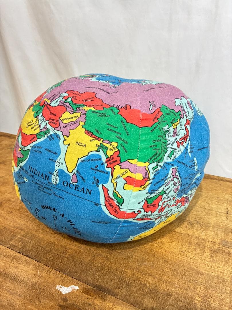 HUGG A PLANET　地球儀クッション　EARTH STUFFED TOY