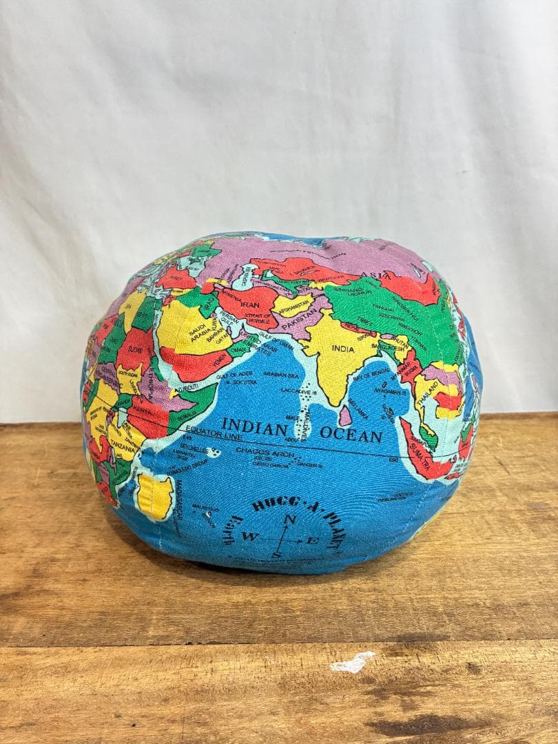 HUGG A PLANET　地球儀クッション　EARTH STUFFED TOY