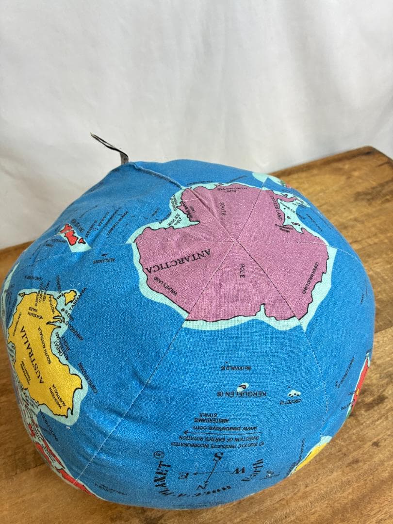 HUGG A PLANET　地球儀クッション　EARTH STUFFED TOY